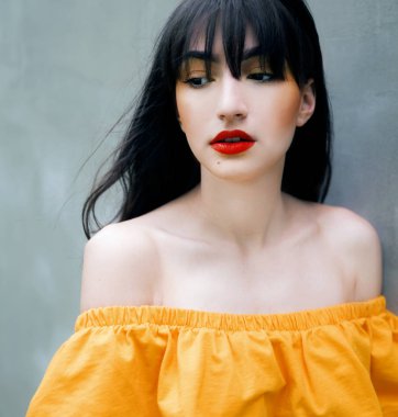 genç güzel kadın kılığında 