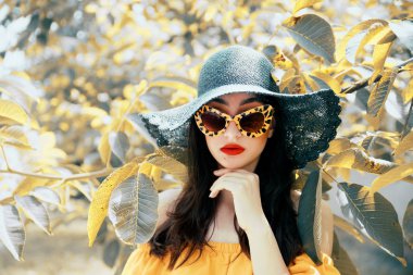 Parkta poz genç güzel kadın