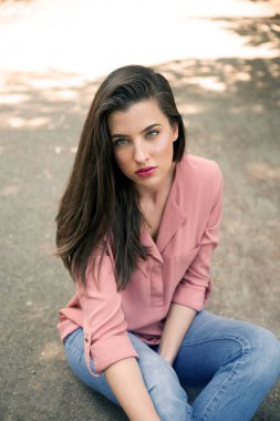 genç güzel kadın kılığında 