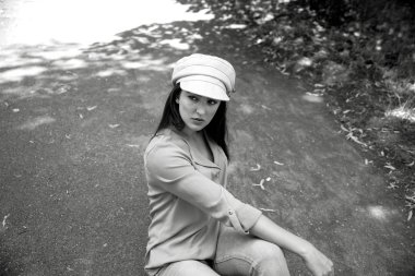 genç güzel kadın kılığında 