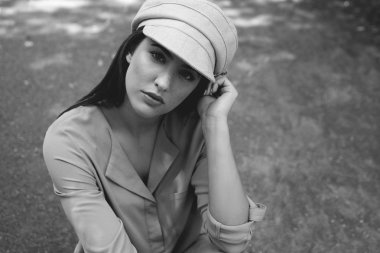 Parkta poz genç güzel kadın