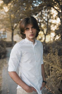 Parkta poz genç yakışıklı adam portresi 