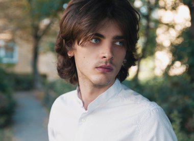 Parkta poz genç yakışıklı adam portresi 
