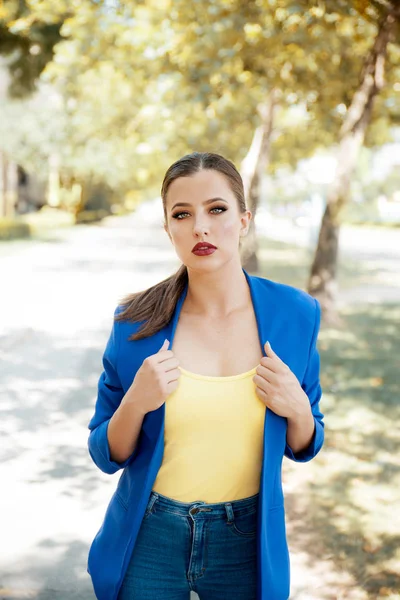 Jovem Bela Mulher Posando — Fotografia de Stock