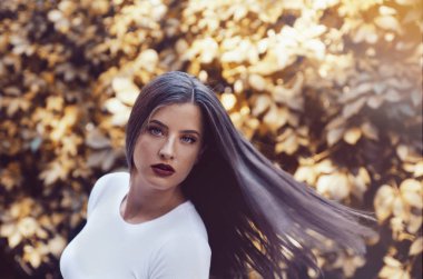 genç güzel kadın kılığında 