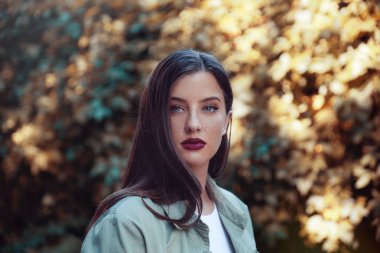 genç güzel kadın kılığında 