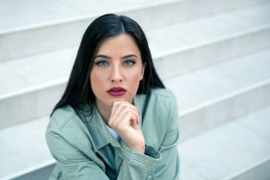 genç güzel kadın kılığında 