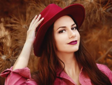 Parkta poz genç güzel kadın 