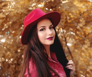 Parkta poz genç güzel kadın 