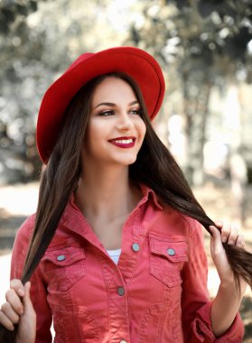 Parkta poz genç güzel kadın 