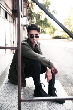 Parkta poz genç yakışıklı adam portresi 