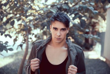 Parkta poz genç yakışıklı adam portresi 