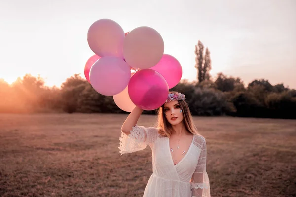 Ung Vacker Kvinna Med Ballonger Fält — Stockfoto