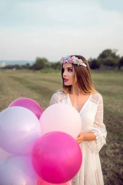 Ung Vacker Kvinna Med Ballonger Fält — Stockfoto