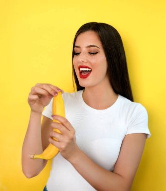 Sarı arka planda muz soyan kadın
