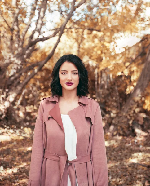 Giovane Bella Donna Posa Nel Parco — Foto Stock