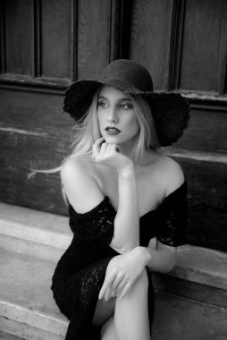 Siyah şapkalı güzel bayan poz veriyor. 