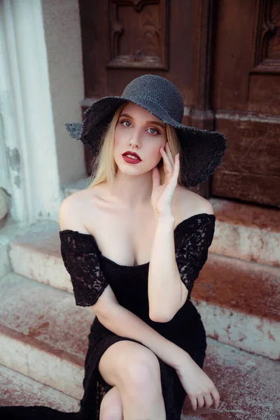 Magnifique Jeune Femme Chapeau Noir Posant — Photo