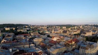 Havadan görünümü eski Avrupa cityscape, Lviv, Ukrayna çatılar. Yaz aylarında gün batımı. Havadan çekim eski Lviv city, Ukrayna. Çatılar, kiliseler, binaları ve sokakları