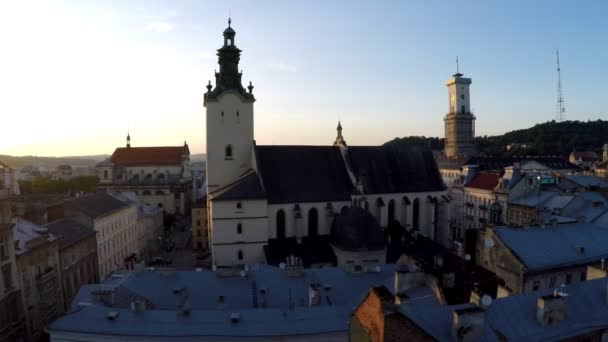 空撮古いヨーロッパの街並み リヴィウ ウクライナの屋根 夏の夕暮れ 空中ウクライナ リヴィウ市内を撮影します — ストック動画