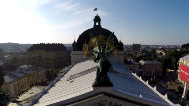 航空写真ビュー Solomiya Krushelnytska リヴィウ国立劇場のオペラ リヴィウ オペラはリヴィウ ウクライナ西部の都市にあるオペラハウスとその歴史的な文化センターの一つ — ストック動画