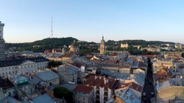 Havadan görünümü eski Avrupa cityscape, Lviv, Ukrayna çatılar. Yaz aylarında gün batımı. Havadan çekim eski Lviv city, Ukrayna. Çatılar, kiliseler, binaları ve sokakları