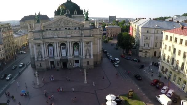 航空写真ビュー Solomiya Krushelnytska リヴィウ国立劇場のオペラ リヴィウ オペラはリヴィウ ウクライナ西部の都市にあるオペラハウスとその歴史的な文化センターの一つ — ストック動画