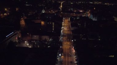 Gece Kiev şehir, gece şehir hayatı, arabalar, sokaklar, insanlar, binalar, havadan görünümü. Gece şehir ışıkları ve trafik ışıkları, sakin yaşam. Kiev şehri. Europe