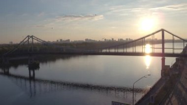 Hava Kiev yaya köprüsü üzerinde gündoğumu çekim. Yaz sabahı Kiev, Dniepeer Nehri. Ukrayna. Avrupa şehri