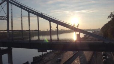 Hava Kiev yaya köprüsü üzerinde gündoğumu çekim. Yaz sabahı Kiev, Dniepeer Nehri. Ukrayna. Avrupa şehri
