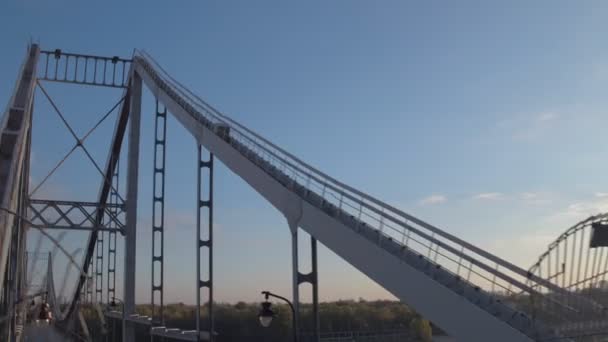 Puente Peatonal Tiro Aéreo Kiev Amanecer Mañana Verano Kiev Río — Vídeos de Stock