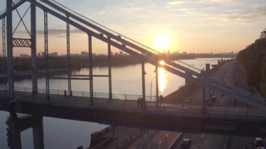 Hava Kiev yaya köprüsü üzerinde gündoğumu çekim. Yaz sabahı Kiev, Dniepeer Nehri. Ukrayna. Avrupa şehri