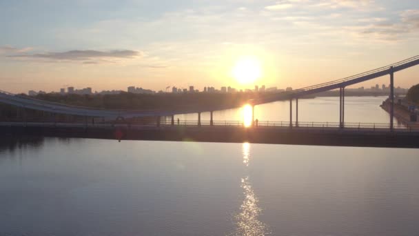Luftaufnahmen Fußgängerbrücke Von Kiev Bei Sonnenaufgang Sommermorgen Kiev Fluss Dniepeer — Stockvideo
