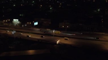 Anteni dolambaçlı geceleri görüntülemek, kavşak ve yol kavşak Kiev içinde taşıma. Ukrayna. Europe