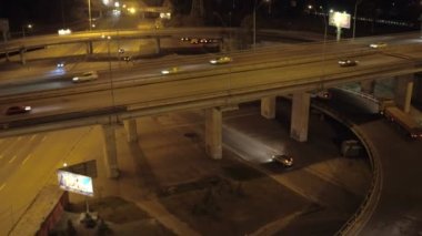 Anteni dolambaçlı geceleri görüntülemek, kavşak ve yol kavşak Kiev içinde taşıma. Ukrayna. Europe