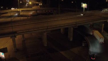 Anteni dolambaçlı geceleri görüntülemek, kavşak ve yol kavşak Kiev içinde taşıma. Ukrayna. Europe