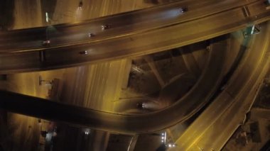 Anteni dolambaçlı geceleri görüntülemek, kavşak ve yol kavşak Kiev içinde taşıma. Ukrayna. Europe