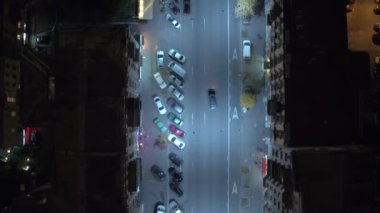 Hava üstten görünüm eski şehir sokak, karanlık, yalnız yol. Şehir ışıkları, arabalar. Hava üstten görünüm eski şehir sokak, karanlık, yalnız yol. Şehir ışıkları, otomobil, trafik ışıkları, evler ve Kiev şehir şehir binaları