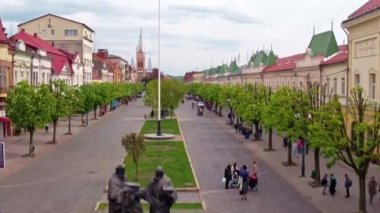 Havadan görünümü barış Meydanı Mukachevo. Yakın St Joseph, Belediye Binası katedral kilise St. Martine Gotik şapeldir. Doğu Karpat Dağları. Ukrayna