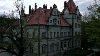 Kale Schonborn havadan görünümü Karpatlar, Ukrayna, Zakarpatska oblast'en güzel ve ünlü binalardan biridir. Doğu Karpat Dağları