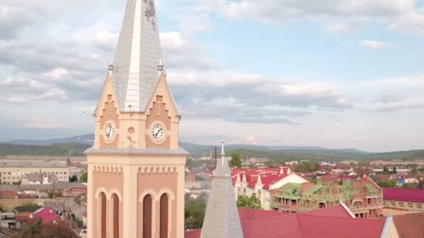 鸟瞰圣马丁旅游大教堂 Mukacheve Mukacheve 大教堂是天主教教会的宗教大厦位于 Mukacheve 乌克兰 — 图库视频影像