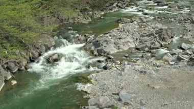 Bir dağ nehir hava görünümünü. Doğu Karpat Dağları. Ukrayna