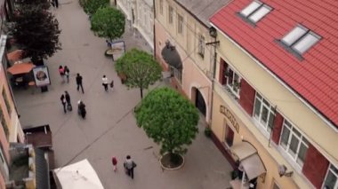 Havadan görünümü Uzhgorod şehir merkezi eski parçası. Yaya sokak Korzo, St. Yuri Kilisesi (George), Ortodoks Sinagogu Uzh nehir ve Nehri köprüler. Zakarpattie. Ukrayna