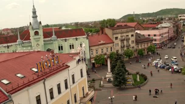 Vista Aérea Plaza Paz Mukachevo Muy Cerca Encuentra Capilla Gótica — Vídeos de Stock