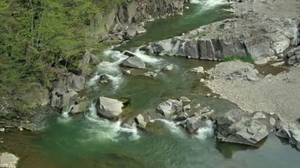 Vue Aérienne Une Rivière Montagne Montagnes Des Carpates Orientales Ukraine — Video