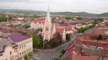 Havadan görünümü Turları Cathedral St. Martin Mukacheve. Mukacheve Katedrali Katolik Mukacheve şehir içinde yer alan Church of dini bina var. Ukrayna. Doğu Avrupa