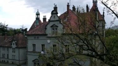 Kale Schonborn havadan görünümü Karpatlar, Ukrayna, Zakarpatska oblast'en güzel ve ünlü binalardan biridir. Doğu Karpat Dağları