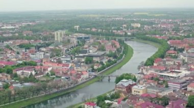 Havadan görünümü Uzhgorod şehir merkezi eski parçası. Yaya sokak Korzo, St. Yuri Kilisesi (George), Ortodoks Sinagogu Uzh nehir ve Nehri köprüler. Zakarpattie. Ukrayna