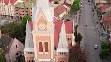 Havadan görünümü Turları Cathedral St. Martin Mukacheve. Mukacheve Katedrali Katolik Mukacheve şehir içinde yer alan Church of dini bina var. Ukrayna. Doğu Avrupa