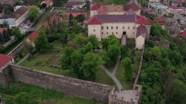 鸟瞰图乌日霍罗德城堡是乌克兰西部乌日霍罗德的一座小山上的一个广泛的城堡 — 图库视频影像